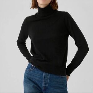 Simons Icône black knit turtleneck